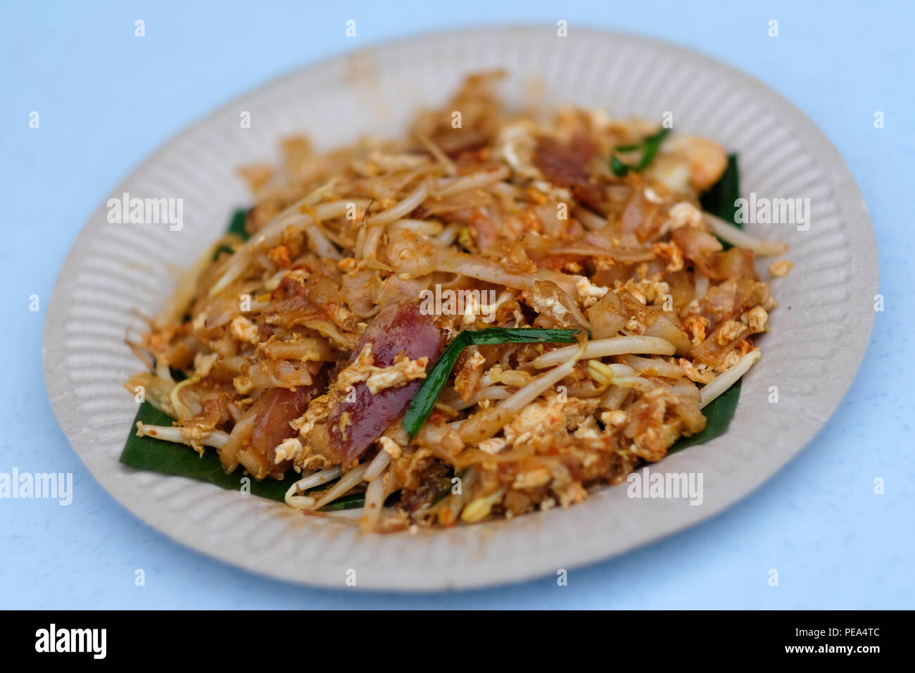 Mescolare noodles fritti o Char Koay Teow servita su piastra Foto Stock