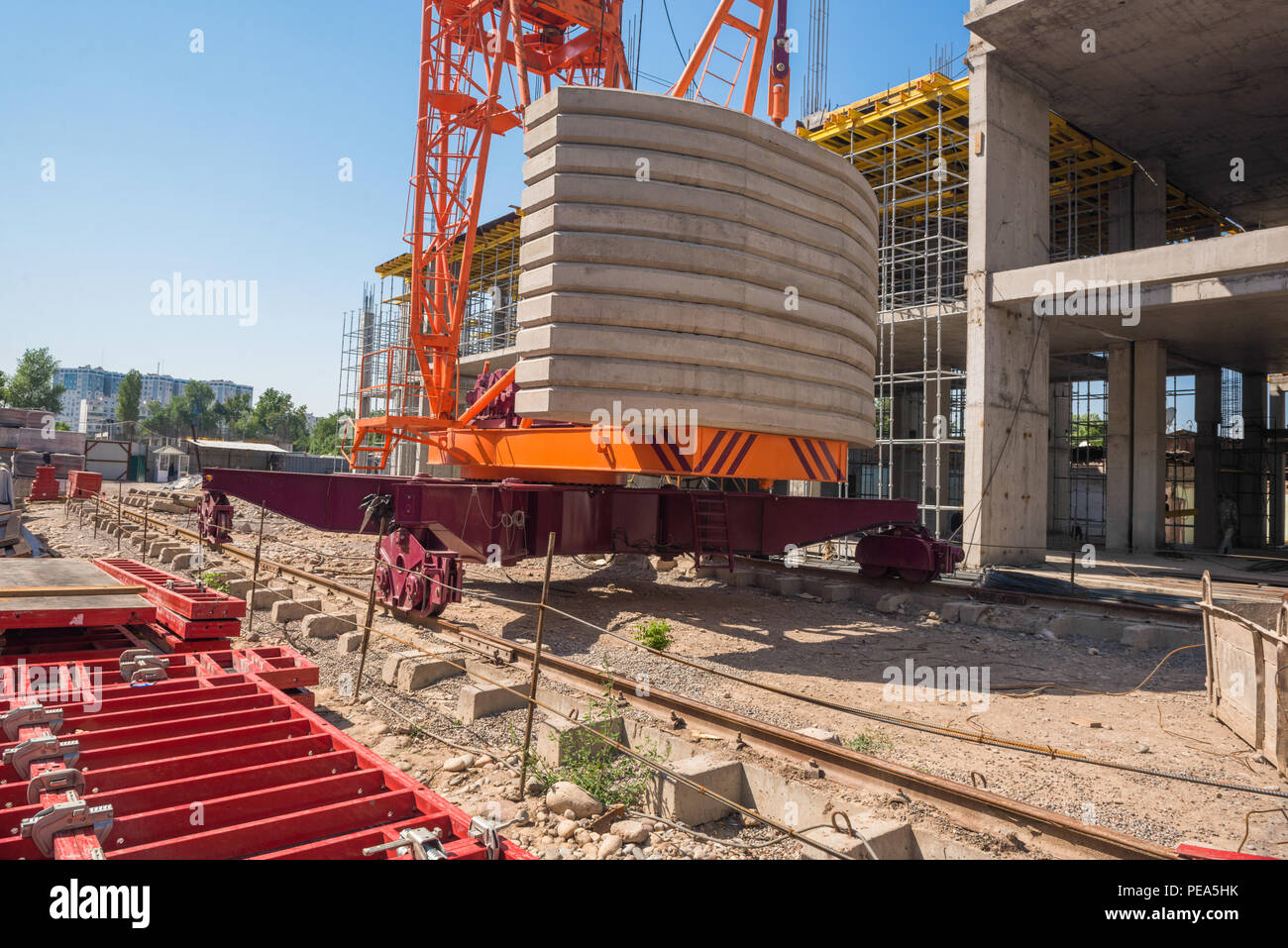 La parte inferiore della gru da cantiere e telaio in calcestruzzo dell'edificio Foto Stock