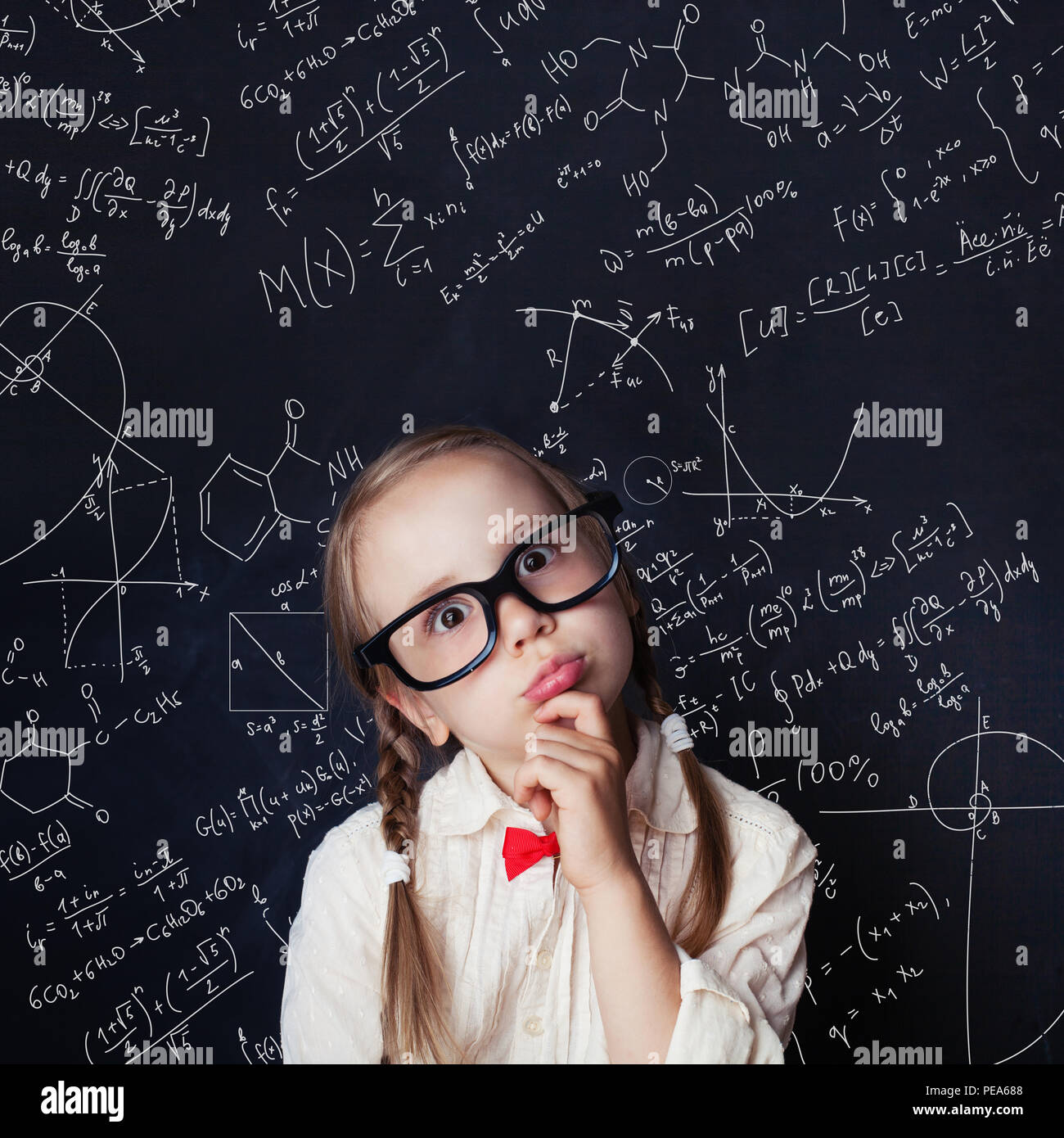 Pensando alla matematica studente alla scuola di blackboard sfondo con gesso disegni a mano la scienza formula pattern. Bambini Educazione matematica del concetto. Foto Stock