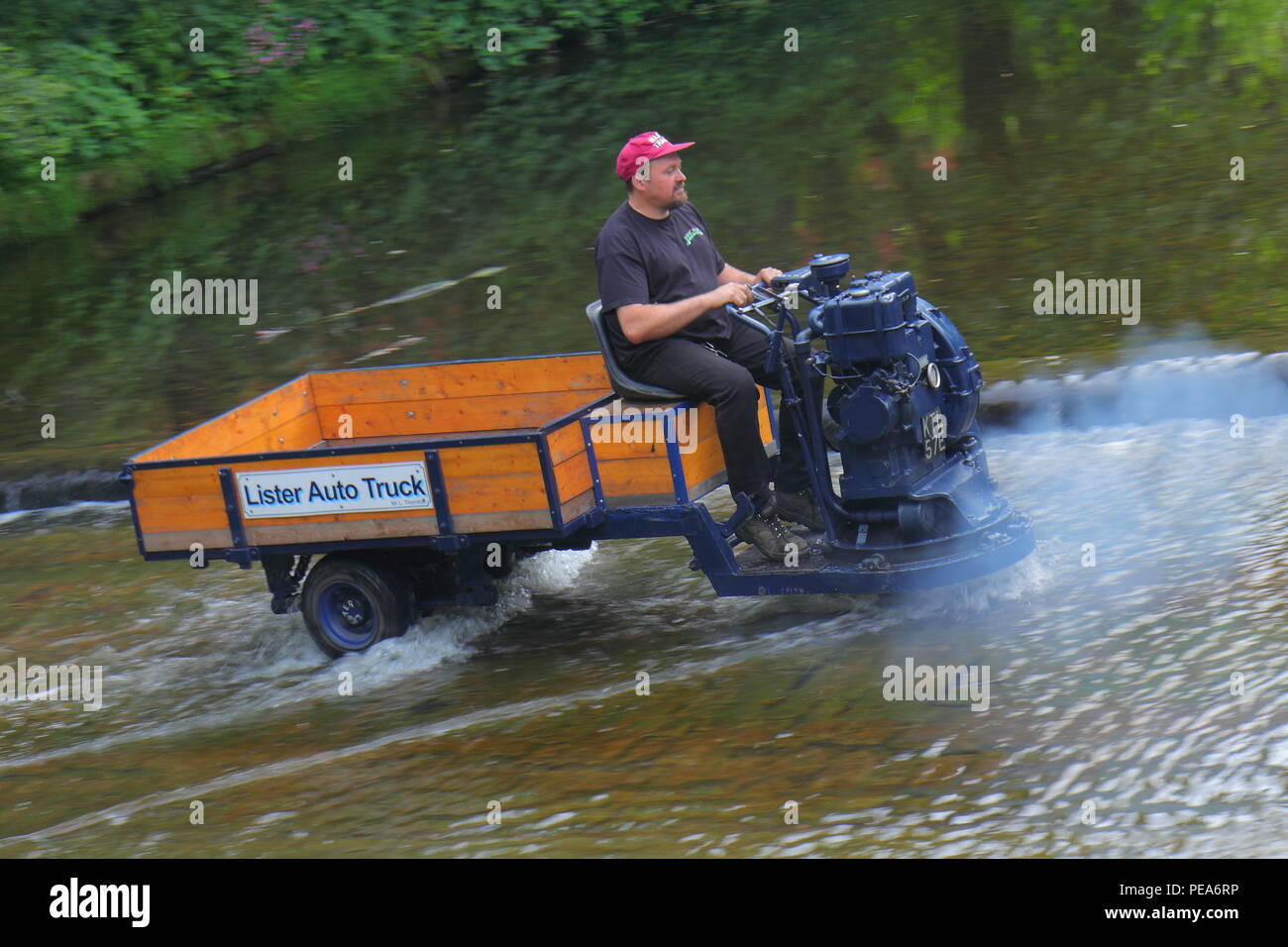 Funzionare il trattore che vede i trattori e altri veicoli attraversare il fiume in convoglio come loro capo in Ripon centro città da Newby Hall North Yorks. Foto Stock