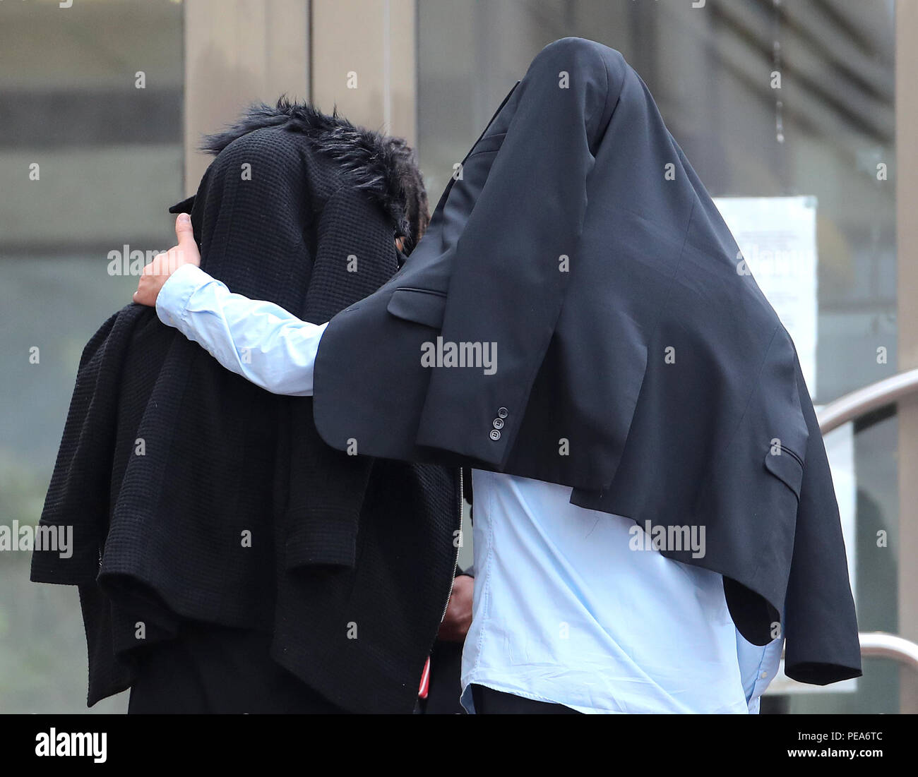 Michael Thornton e Hayley Eldridge arriva a Maidstone Crown Court, come il giovane sono rivolti verso la prigione dopo la loro vietato pitbull-tipo mauled cane e gravemente ferito un bambino in un bagni turchi. Foto Stock