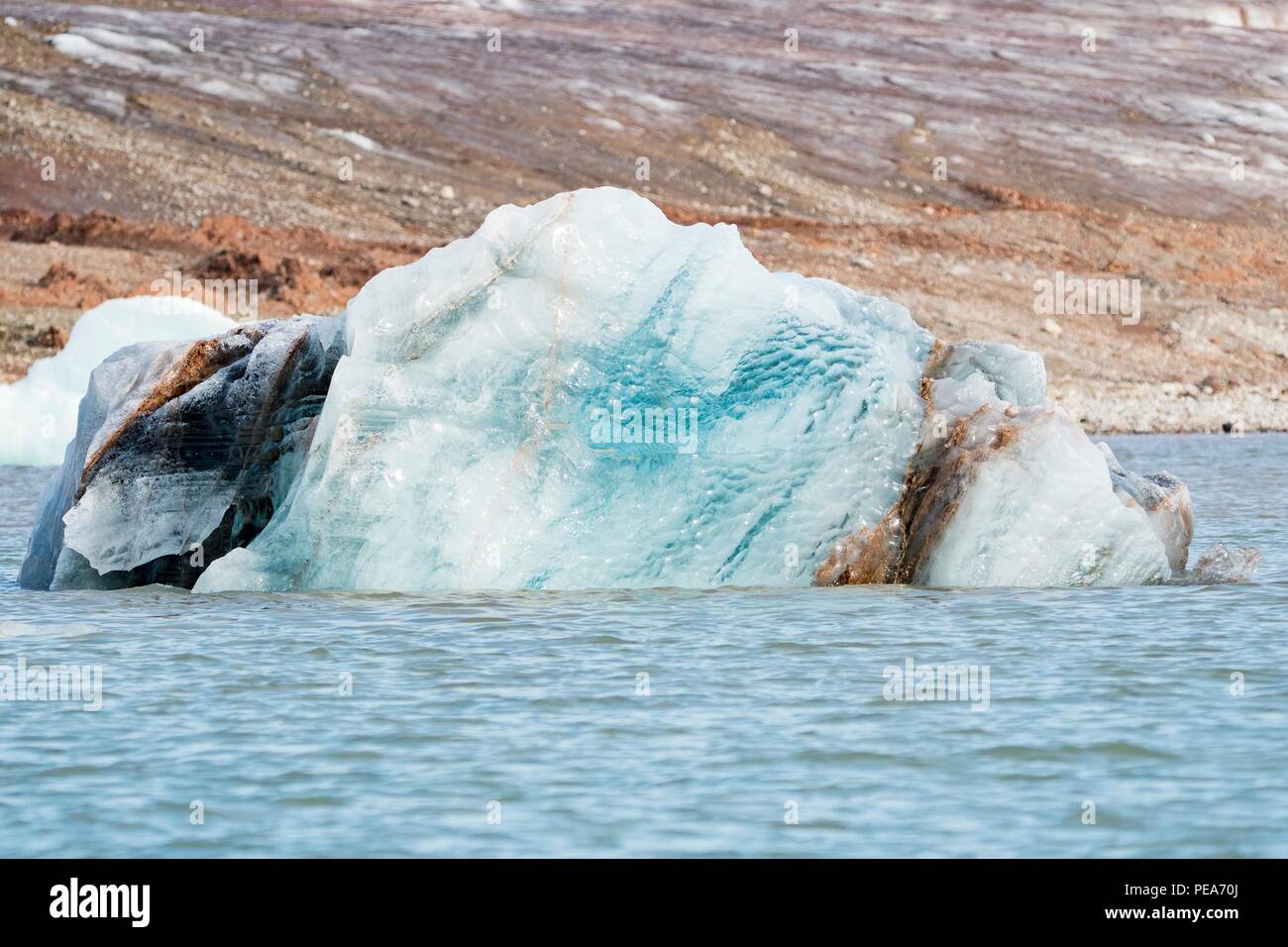 Texture di ghiaccio prese dal mare, che mostra la bellezza del ghiacciaio in Svalbard Foto Stock