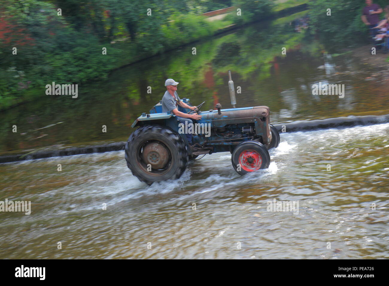 Funzionare il trattore che vede i trattori e altri veicoli attraversare il fiume in convoglio come loro capo in Ripon centro città da Newby Hall North Yorks. Foto Stock