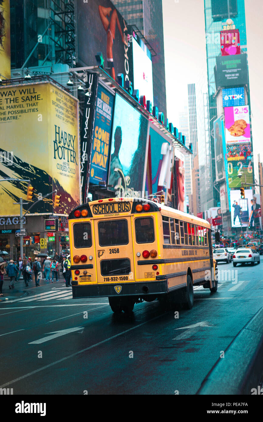 Scuola bus passando da Time Square Foto Stock