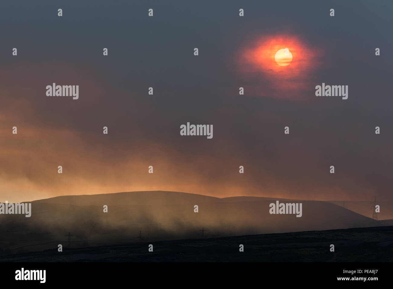 Saddleworth moorland fire da Glossop Foto Stock