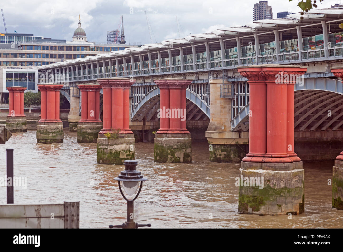 London Southwark colonne che ha sostenuto un ponte di Londra Chatham e Dover Railway - sostituita dalla adiacente Blackfriars railway bridge Foto Stock