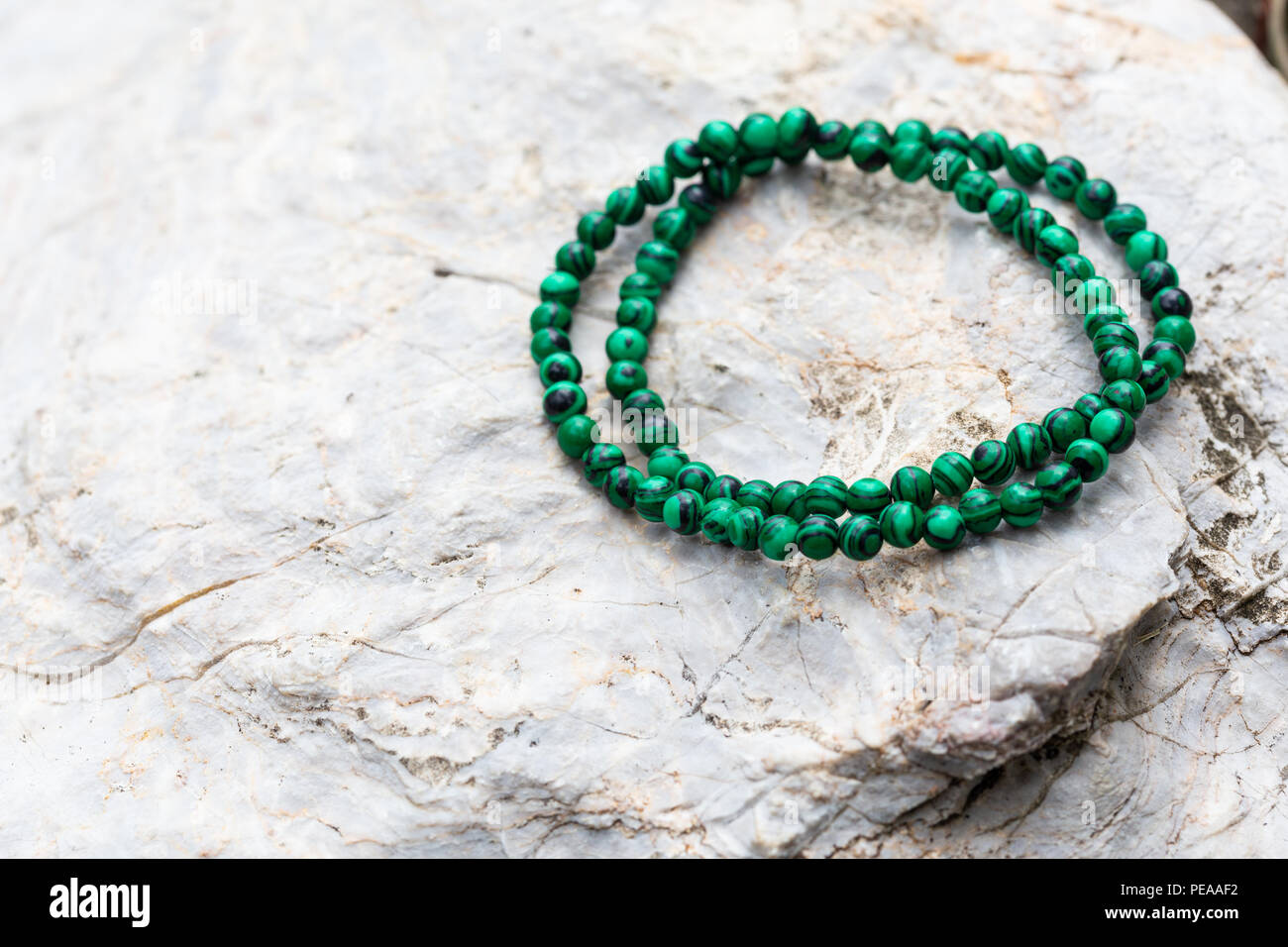 Il piccolo bracciale Malachite sulla pietra Foto Stock