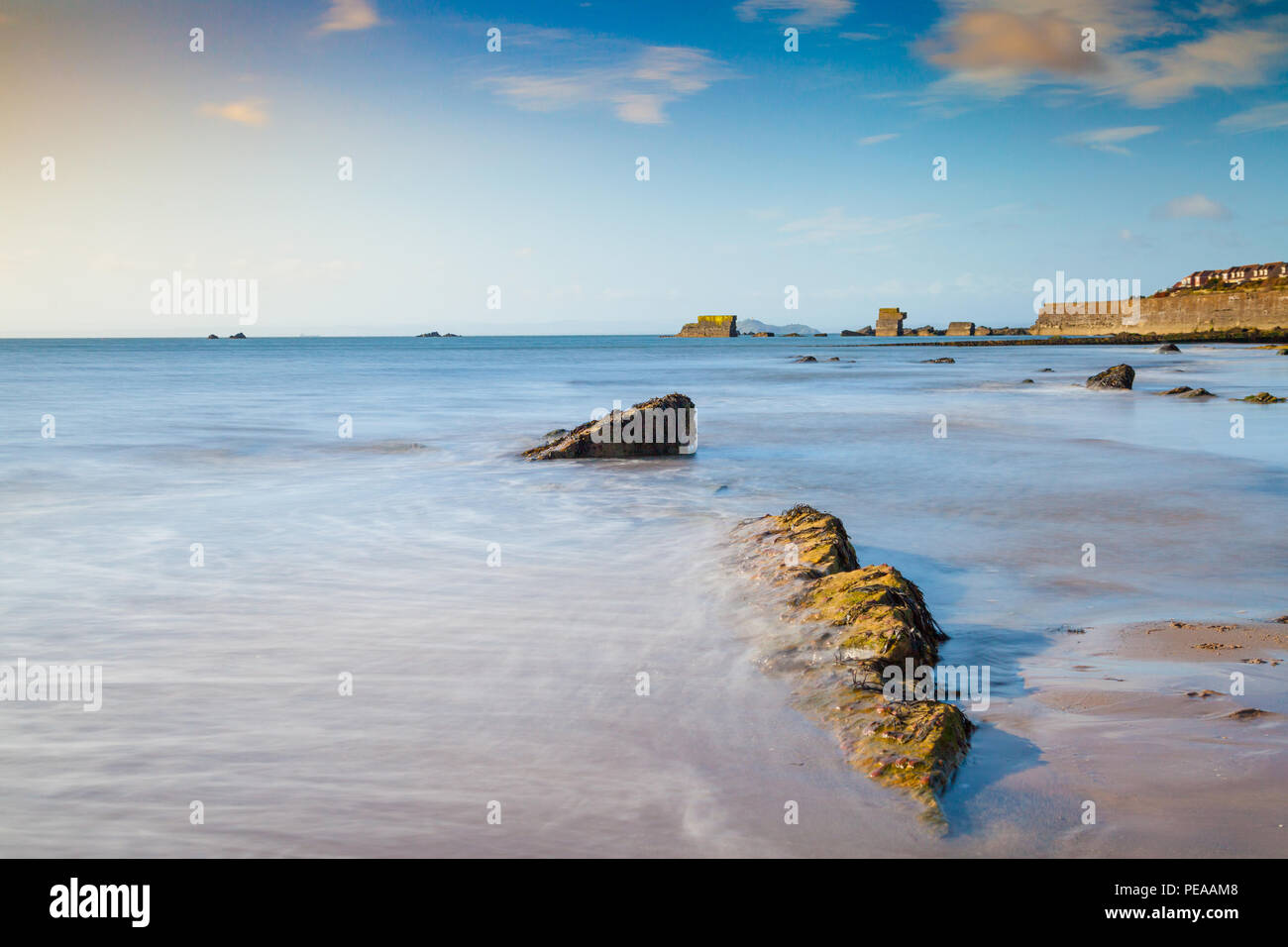 Guardando fuori la Firth of Forth da Kirkcaldy Fife Scozia. Foto Stock