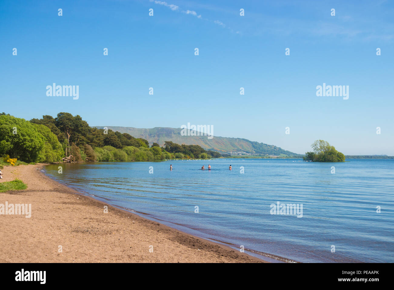 La gente di nuoto in Loch Leven Fife Scozia. Foto Stock