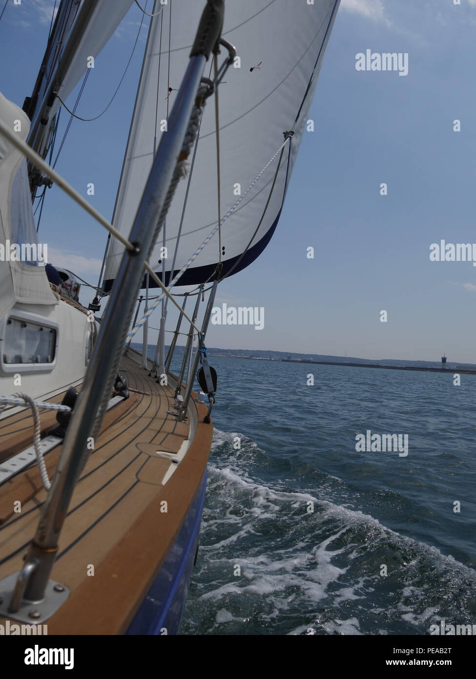 Sailing yacht sbatti attraverso l'acqua Foto Stock