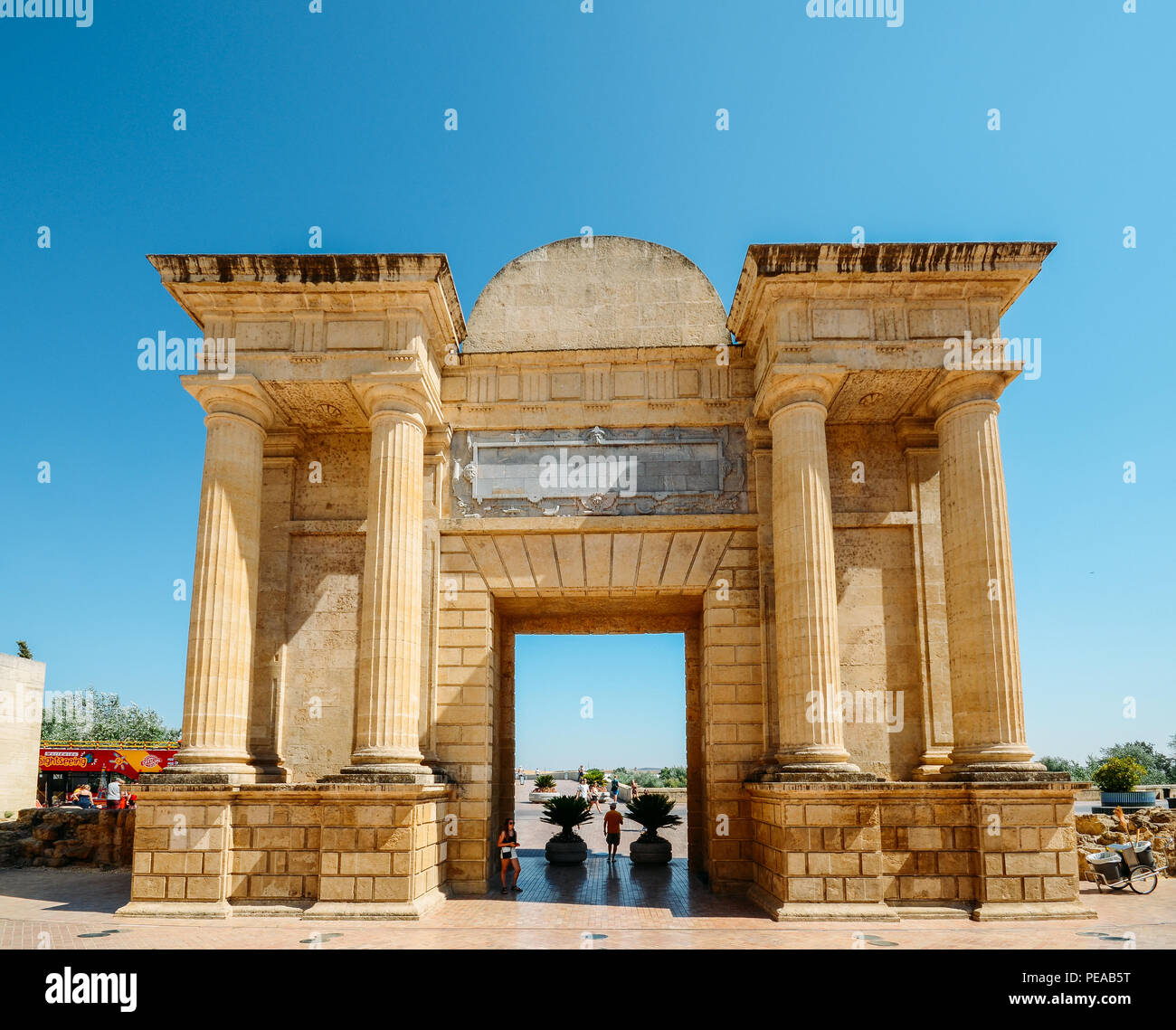 Cordoba, Spagna - 13 Luglio 2018: turisti ad arco trionfale Cordoba Andalusia Spagna Foto Stock