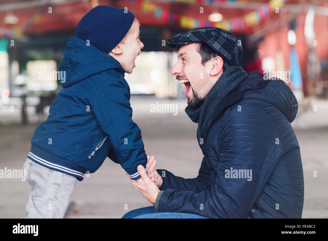 Ritratto di sorridere ridere caucasico bianco padre e figlio di parlarsi, famiglia felice di due, lo stile di vita al di fuori su una molla giorni di autunno Foto Stock