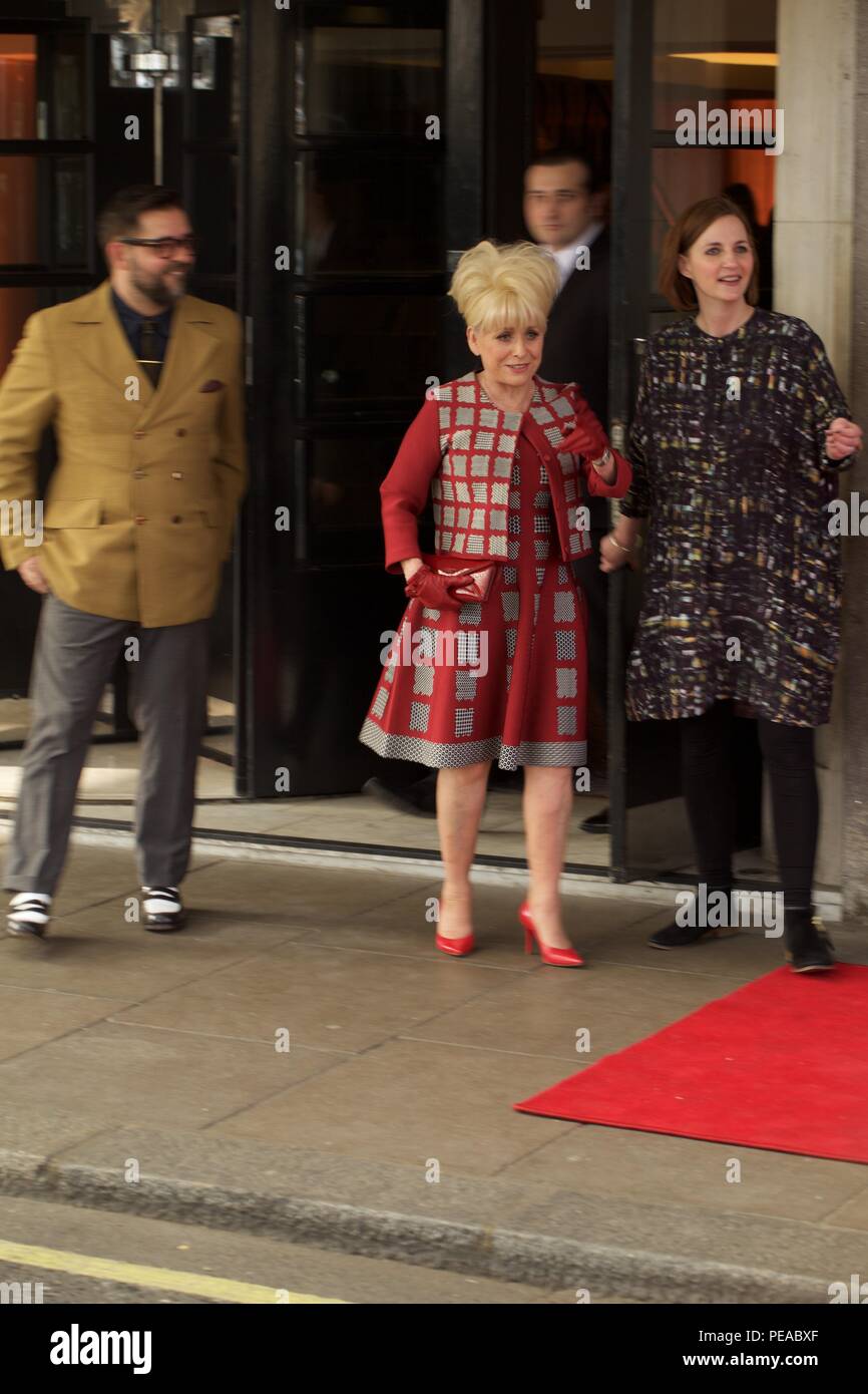 L'attrice Barbara Windsor pone per la stampa Foto Stock