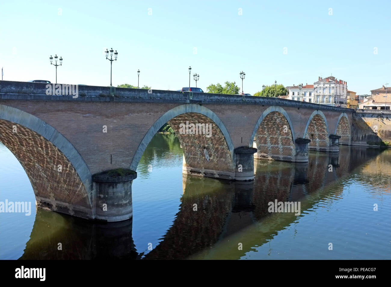 Ponte sul fiume Dordogna in Bergerac, a sud-ovest della Francia, nell'estate del 2018. Foto Stock