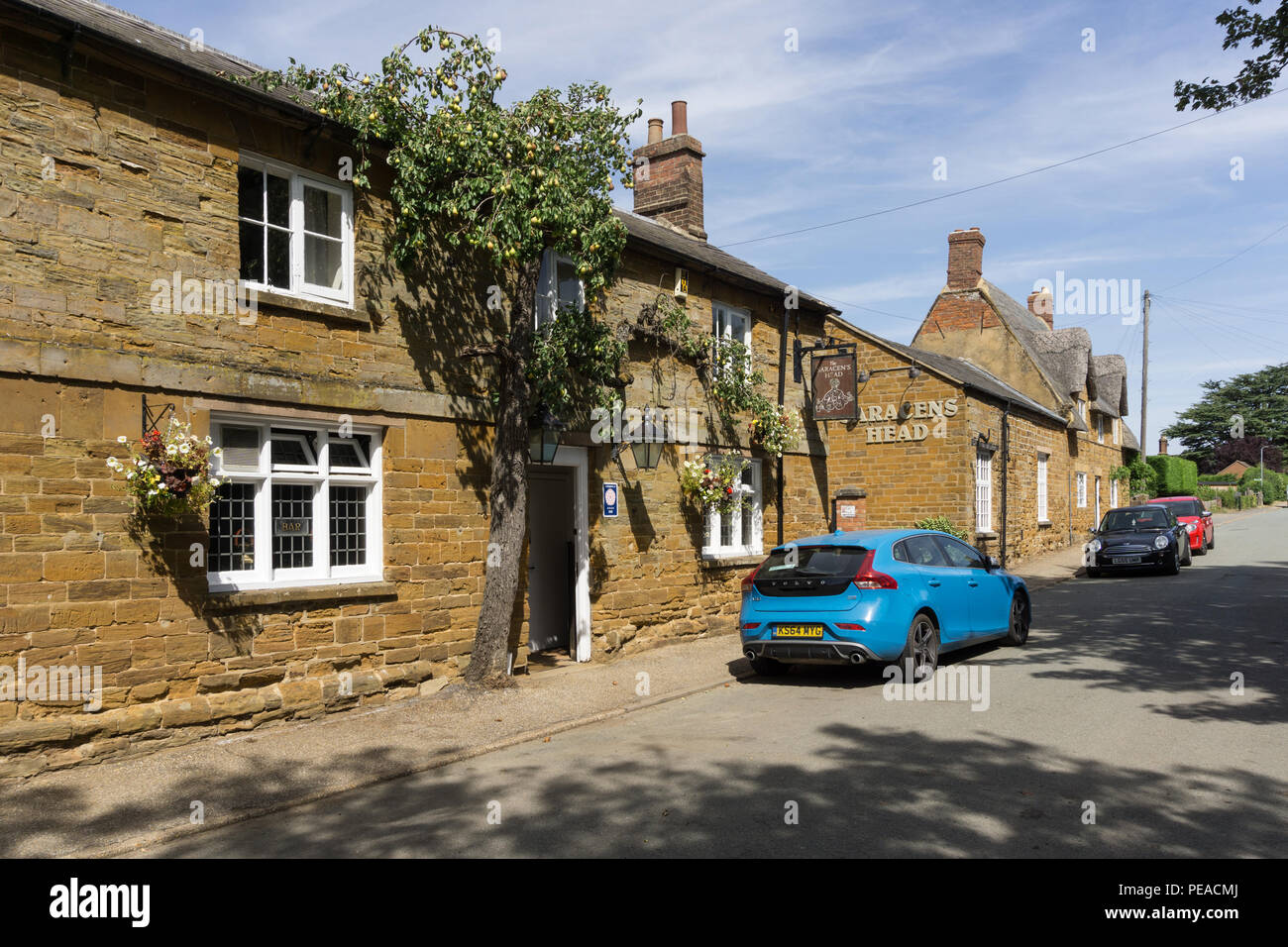 Il Saraceno al capo di un villaggio grazioso pub in poco Brington, Northamptonshire, Regno Unito; un edificio del XVII secolo costruito in mellow ironstone. Foto Stock