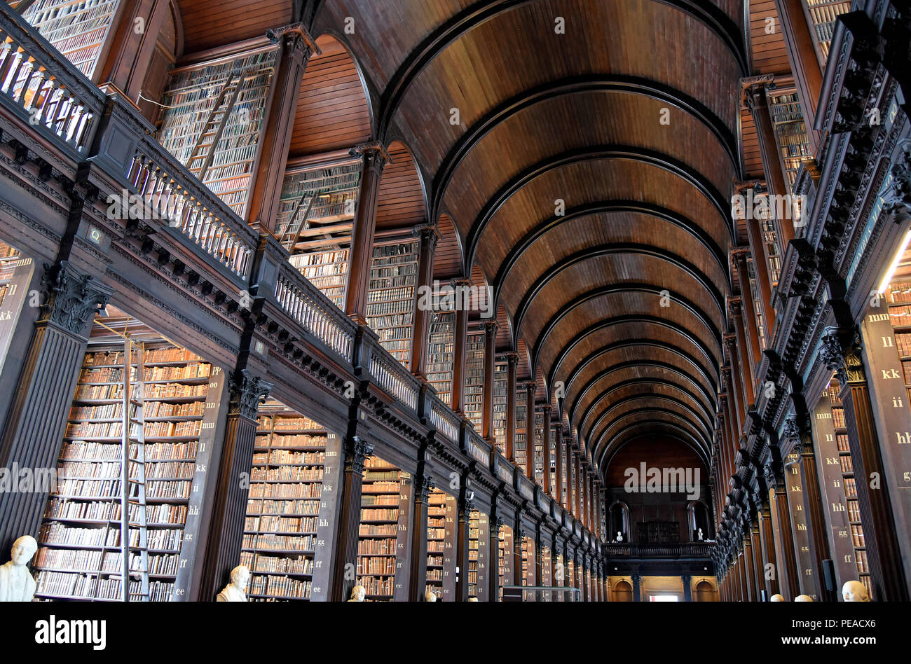 Dublino, Irlanda - 30 Maggio 2017: la sala lunga nella vecchia biblioteca presso il Trinity College di Dublino. Foto Stock