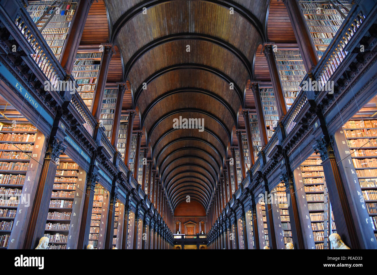 Dublino, Irlanda - 30 Maggio 2017: la sala lunga nella vecchia biblioteca presso il Trinity College di Dublino. Foto Stock