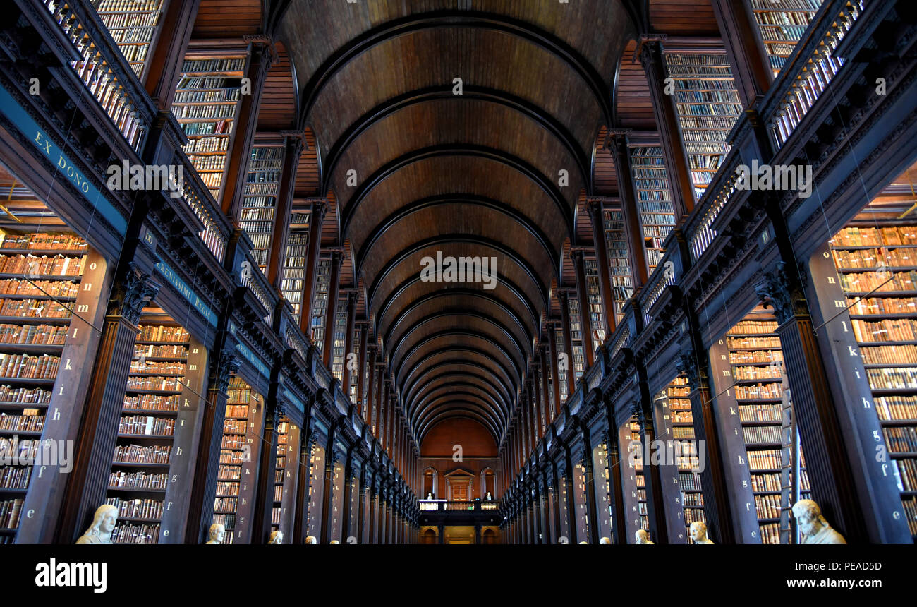 Dublino, Irlanda - 30 Maggio 2017: la sala lunga nella vecchia biblioteca presso il Trinity College di Dublino. Foto Stock