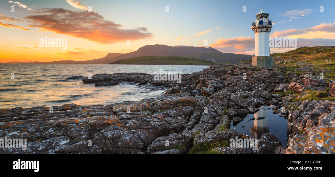 Faro rhue, Ullapool, Scozia, al tramonto in estate Foto Stock