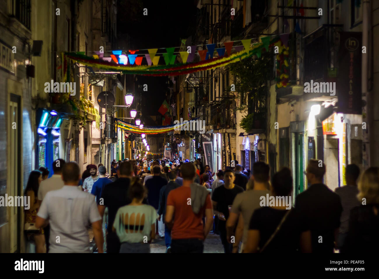 Lisbona, Portogallo - 21 giugno 2018: persone su strada durante il famoso festival di santi Foto Stock