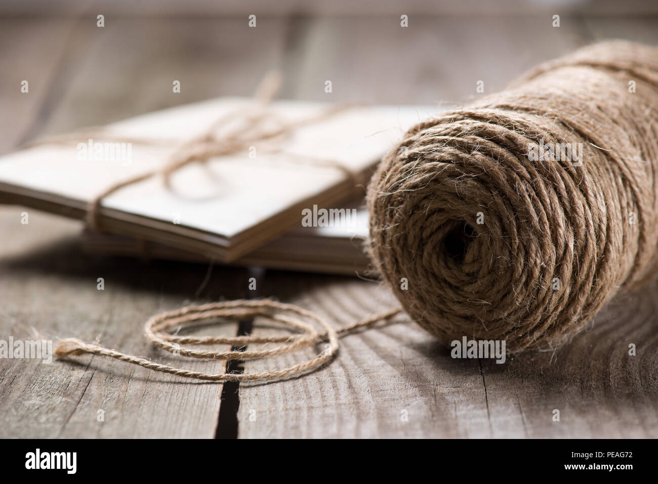 Messa a fuoco selettiva di beige con una stringa di lettere avvolto su sfondo di legno Foto Stock