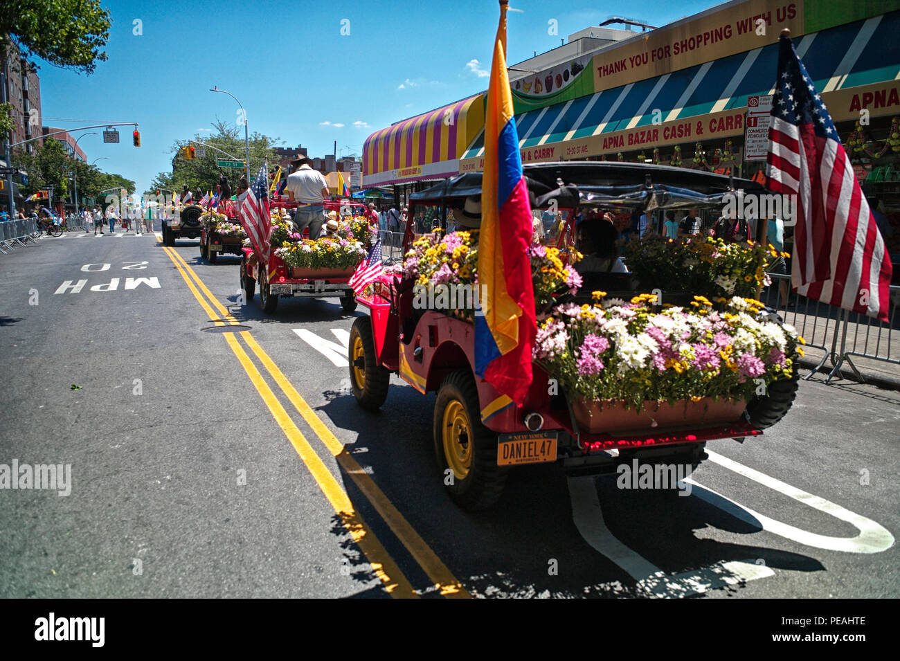 Celebrazione della Festa dei Fiori a New York, lungo 37th Avenue, da 69a a 82a strade. Foto Stock