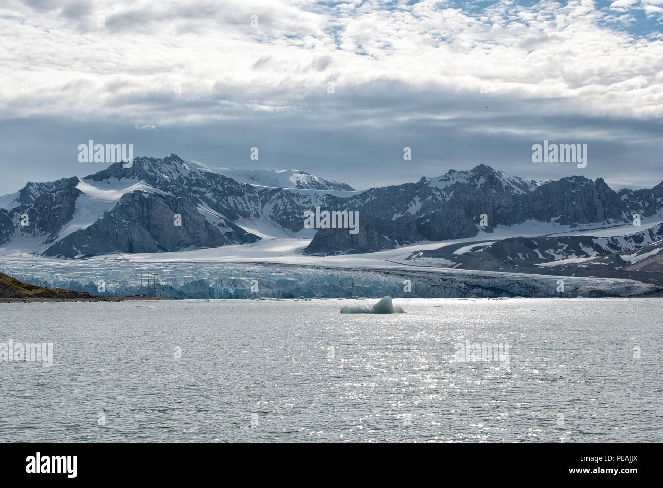 Fjortende Julibreen e Krossfjorden, ghiacciaio che si calza in mare, Spitsbergen, Svalbard, Norvegia Foto Stock