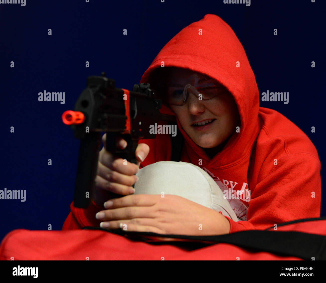 Marinaio Cayley Miller, dalla Stazione della Guardia Costiera di Seattle, giochi di ruolo come un tiratore attivo durante il corso di formazione presso la Guardia Costiera Seattle Base, nov. 19, 2015. Il personale da costa di più unità di guardia e U.S. Delle dogane e della protezione delle frontiere allenati insieme per migliorare la loro risposta in caso di emergenza le tattiche. (U.S. Coast Guard foto di Sottufficiali di prima classe George Degener) Foto Stock
