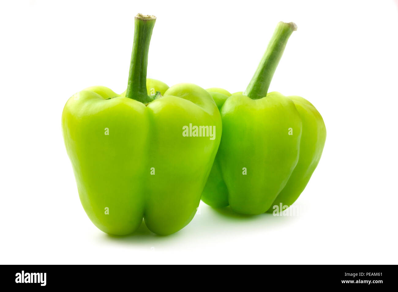 Green piccoli peperoni (Capsicum annuum) su uno sfondo bianco Foto Stock