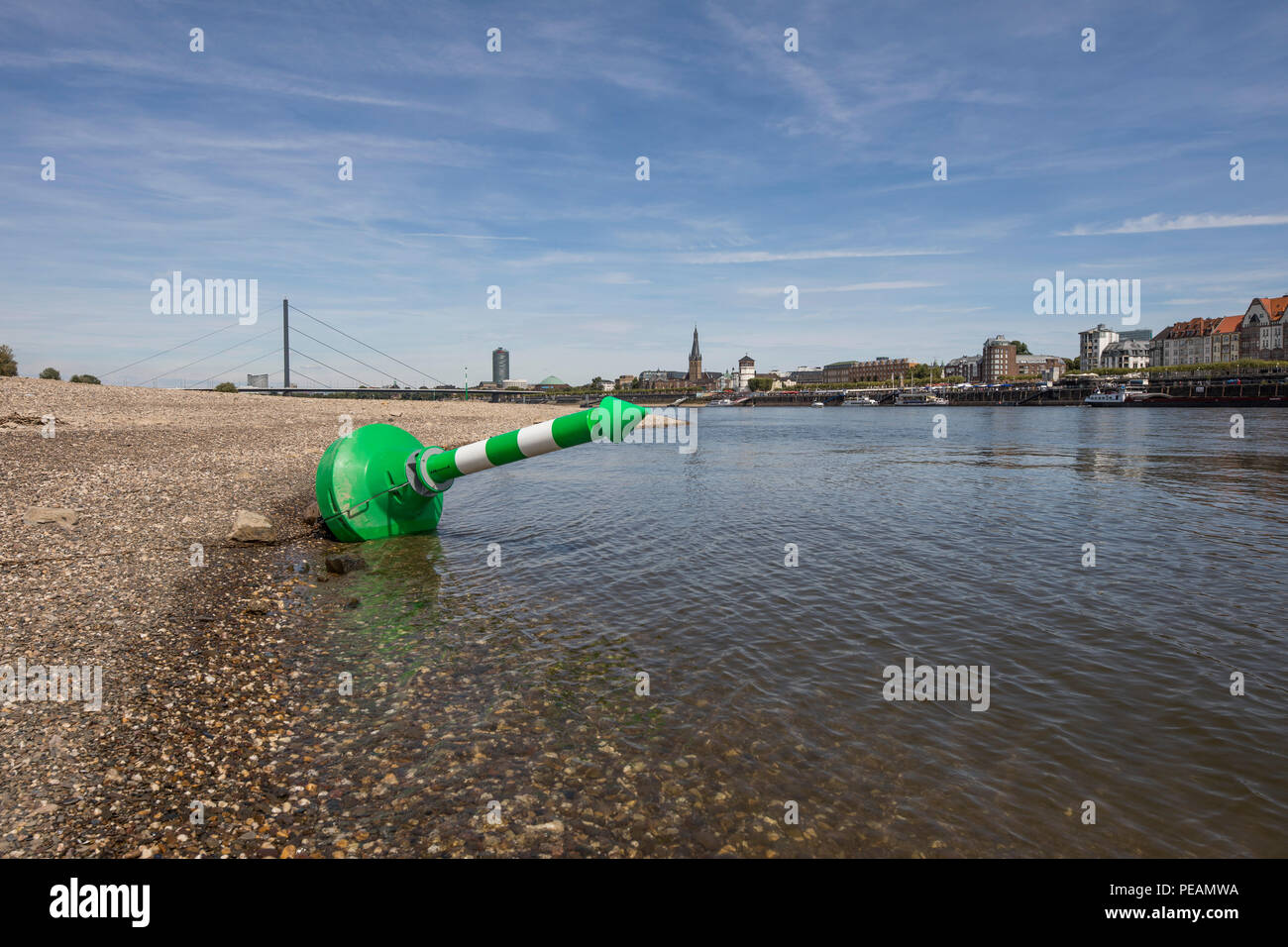 Il fiume Reno vicino a Dusseldorf, estrema bassa marea, livello del Reno a 84 cm, dopo la lunga siccità cade la riva sinistra del fiume Reno, a secco a Dusseldorf Ob Foto Stock