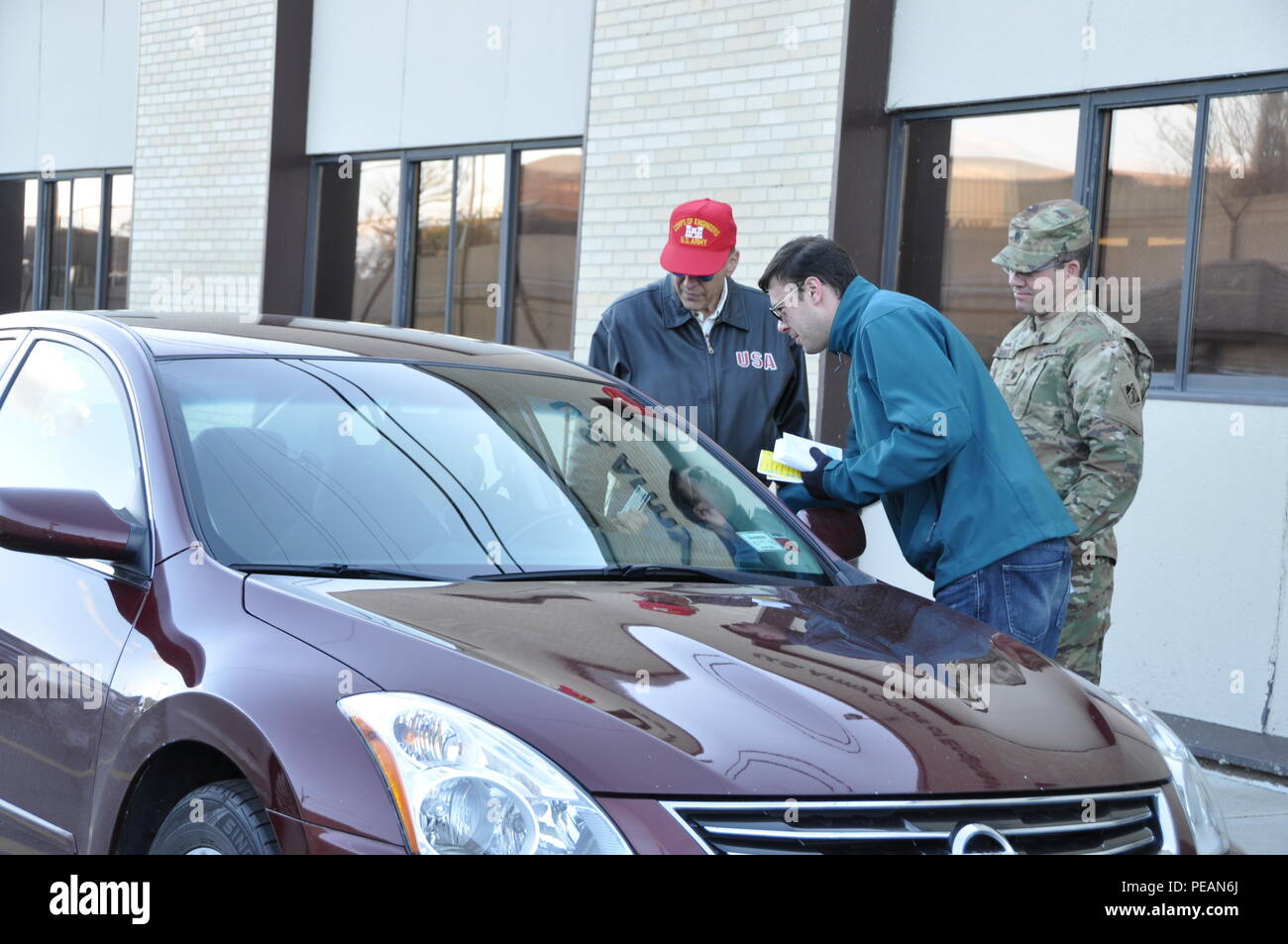 Gli Stati Uniti Esercito di ingegneri (USACE), distretto di Buffalo ha tenuto una sicurezza invernale stand-in giù il giorno Venerdì, nov. 20, dove senior leadership dipendenti coinvolti in quanto sono state di lasciare l'ufficio distrettuale, ricordando loro di mantenere la loro mente sulla sicurezza come il tempo diventa più freddo. Foto Stock