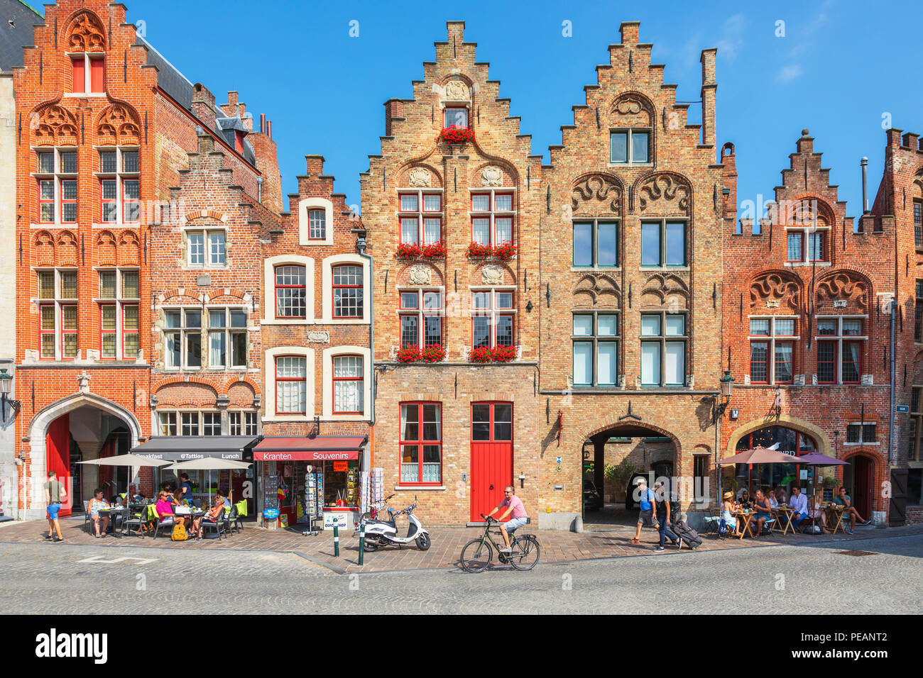 Caffè, ristoranti e negozi su Academiestraat vicino Het Tolhuis e Jan Van Eyckplein, Bruges, Belgio Foto Stock