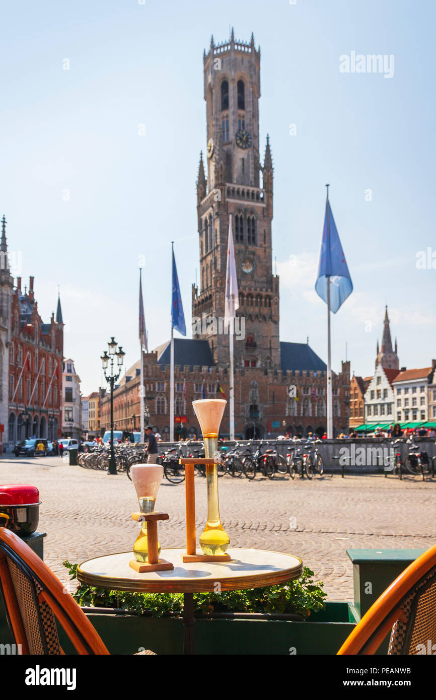Decorazioni per la tavola la pubblicità della birra belga in un ristorante affacciato sul Markt e il XV secolo campanile di Bruges Bruges, Belgio Foto Stock
