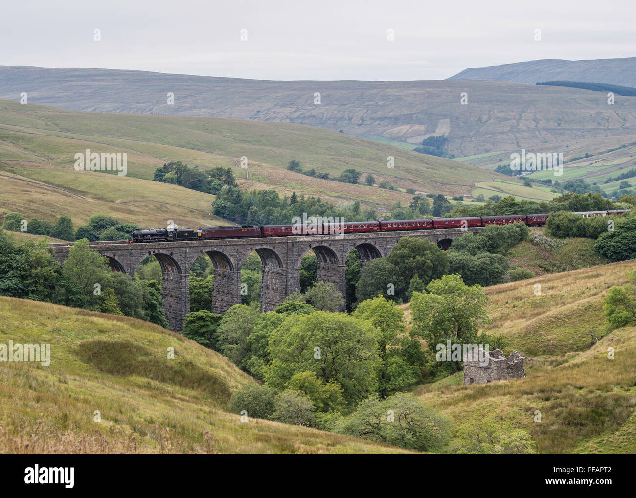 LMS Giubileo 5690 Classe Leander attraversando Dent testa viadotto, Settle Carlisle linea come 1T57 su 50 anniversario dell ultimo vapore trainati mainline train Foto Stock