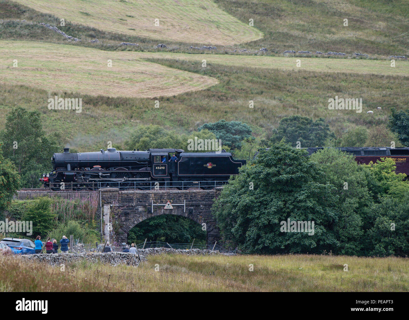 LMS Giubileo 5690 Classe Leander attraversando Dent testa viadotto sabato 11 agosto 15 Guinea speciale spettatori di Waverley Foto Stock