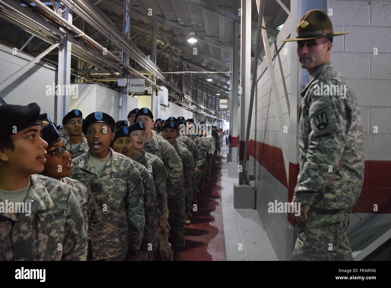 Il personale Sgt. Eric Hulien, Fort Jackson, trapanare il sergente dell'anno dal 3° Battaglione, 34th Reggimento di Fanteria, parla ai soldati in formazione prima del tempo di emisaturazione dell'University of South Carolina Gamecocks contro la Cittadella Bulldogs partita di sabato. I soldati erano parte del tempo di emisaturazione celebrazione durante la scuola militare di apprezzamento al giorno. Foto Stock