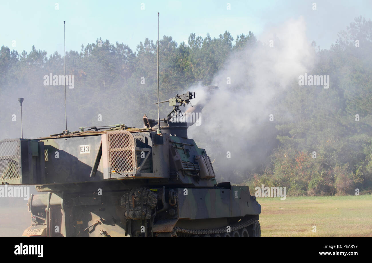 Il primo battaglione, 178Mo'artiglieria di campagna della Carolina del Sud la guardia nazionale ha condotto un'esercitazione a fuoco a McCrady Training Center in Eastover, S.C., nov. 21, 2015. L'esercizio è il culmine di tutte le altre iniziative di formazione condotte dal battaglione con M109A6 155m Sistema di artiglieria. (U.S. Esercito nazionale Guard foto di Sgt. Tashera Pravato, 108th PAD/ rilasciato) Foto Stock