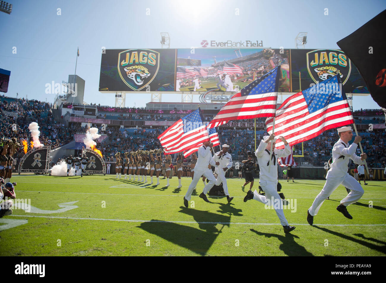 U.S Navy marinai eseguire sul campo per il giocatore le presentazioni durante i giaguari di Jacksonville apprezzamento militare partita al campo Everbank, Jacksonville, Florida, nov. 29, 2015. Il gioco era parte della National Football League omaggio alla campagna di servizio che sostiene e accresce la consapevolezza per i sacrifici dei militari. (U.S. Foto dell'esercito da Staff Sgt. Alex Manne/rilasciato) Foto Stock