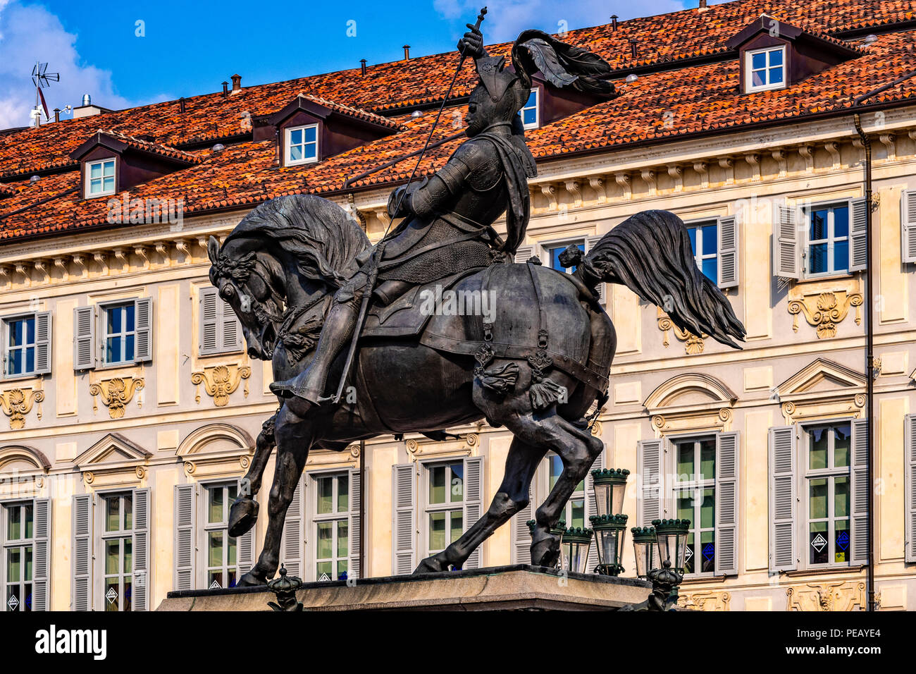 Italia Piemonte Torino Piazza San Carlo - Monumento di Emanuele Filiberto di Savoia Foto Stock