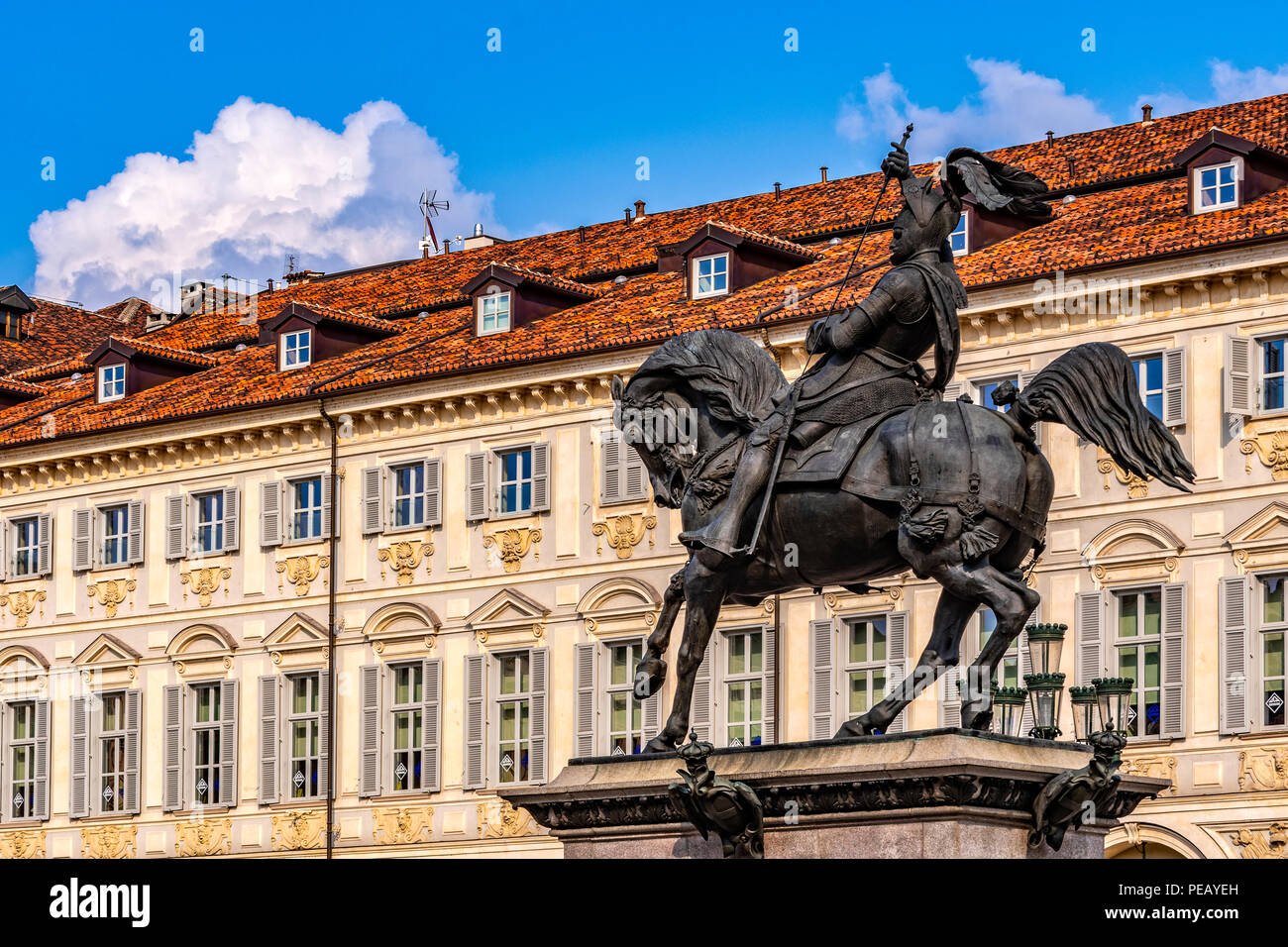 Italia Piemonte Torino Piazza San Carlo - Monumento di Emanuele Filiberto di Savoia Foto Stock