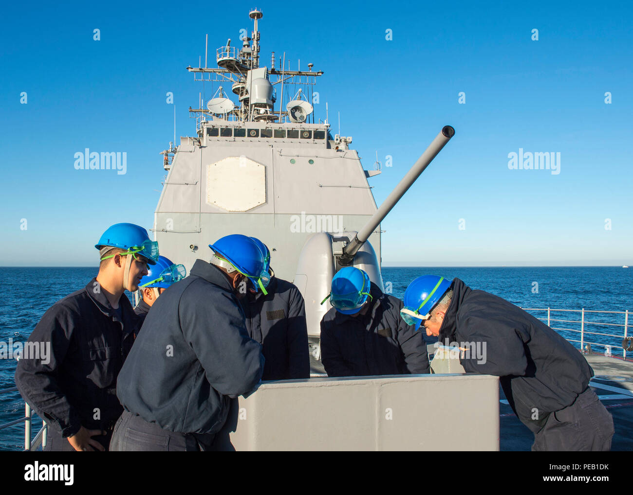 151205-N-GW139-005 OCEANO PACIFICO (dec. n. 5, 2015) - i marinai a bordo Arleigh Burke-class missile cruiser USS Princeton (Cg-59) ispezionare l'ancoraggio dei controlli del freno prima di un ancoraggio di prova di caduta. Princeton è attualmente in corso di conduzione di test operativi eventi in preparazione per la loro prossima distribuzione. (U.S. Foto di Marina di Massa lo specialista di comunicazione di terza classe Eric forziere/rilasciato) Foto Stock