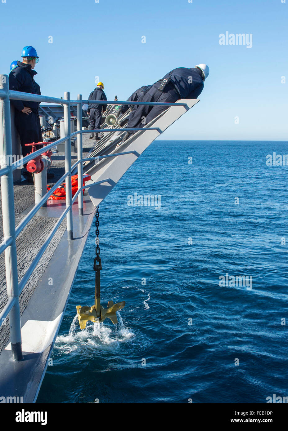 151205-N-GW139-057 OCEANO PACIFICO (dec. n. 5, 2015) - i marinai a bordo Arleigh Burke-class missile cruiser USS Princeton (Cg-59) osservare il dispositivo di ancoraggio come esso viene sollevato durante un ancoraggio di prova di caduta. Princeton è attualmente in corso di conduzione di test operativi eventi in preparazione per la loro prossima distribuzione. (U.S. Foto di Marina di Massa lo specialista di comunicazione di terza classe Eric forziere/rilasciato) Foto Stock