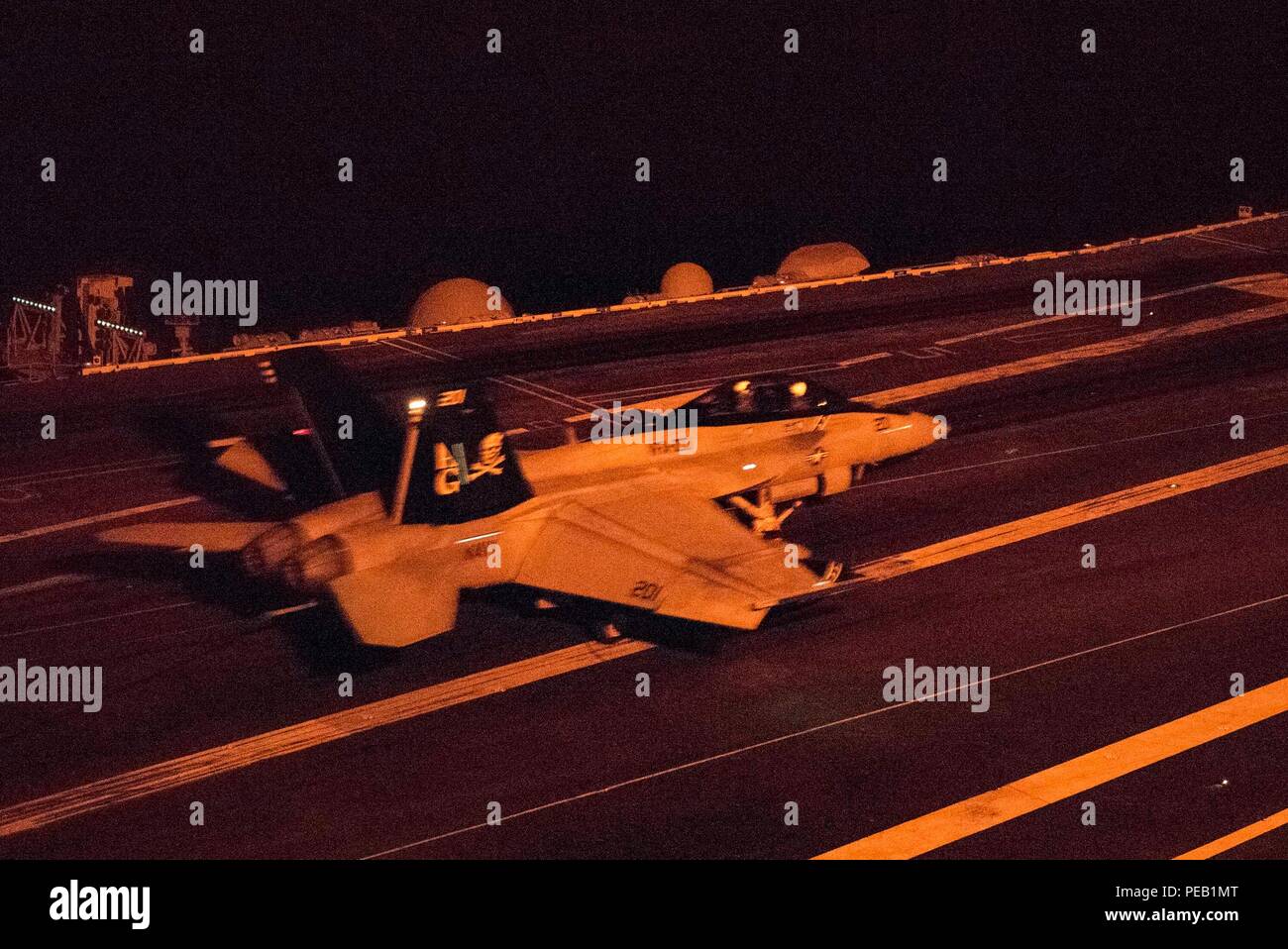 151203-N-DZ642-169 mare mediterraneo (dec. n. 3, 2015) Un F/A-18F Super Hornet, assegnato al "Jolly" Rogers di Strike Fighter Squadron (VFA) 103, completa la 130,000th arrestato atterraggio sul ponte di volo della portaerei USS Harry Truman (CVN 75). Harry Truman Carrier Strike gruppo sta conducendo operazioni navali negli Stati Uniti Sesta flotta area di operazioni a sostegno degli Stati Uniti per gli interessi di sicurezza nazionali in Europa e in Africa. (U.S. Foto di Marina di Massa Specialista comunicazione marinaio B. Siens/rilasciato) Foto Stock