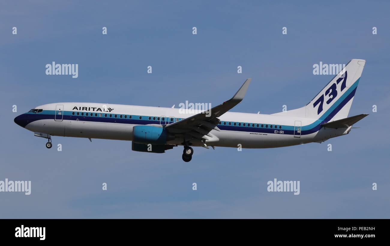 Air Italy B737-86J EI-IRI operando un volo Meridiana in Eastern Airlines sul regime di approccio a Londra Gatwick LGW EGKK il 11 agosto 2018 Foto Stock