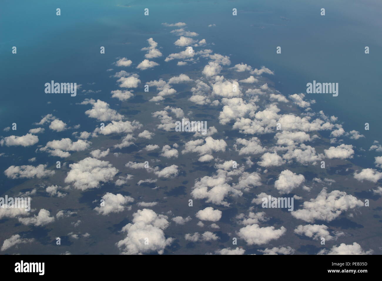 Vista aerea di bassa copertura di nuvole sopra il Mar dei Caraibi. Foto Stock