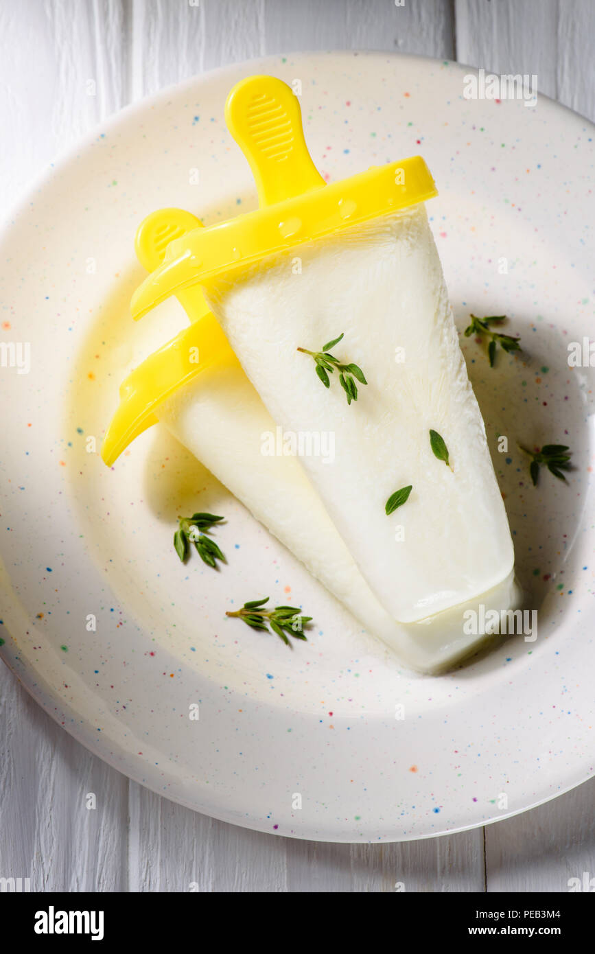 Deliziosi ghiaccioli congelati con erbe aromatiche servita su piastra Foto Stock