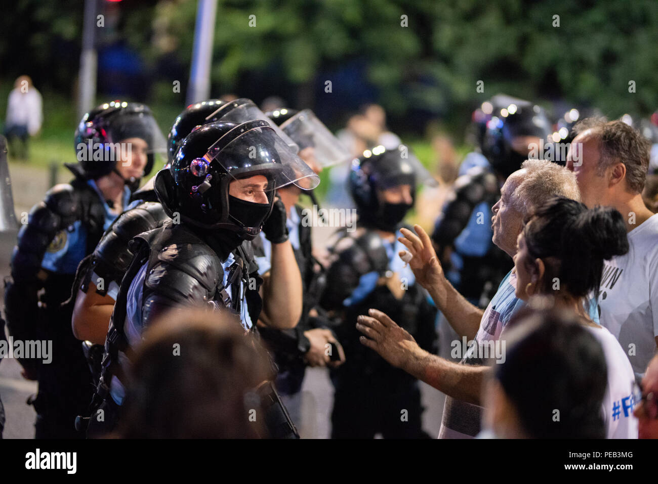 La Romania, Bucarest - Agosto 10, 2018: gli ufficiali di polizia sostenendo con manifestanti pacifici prima di un altro episodio di violenza Foto Stock