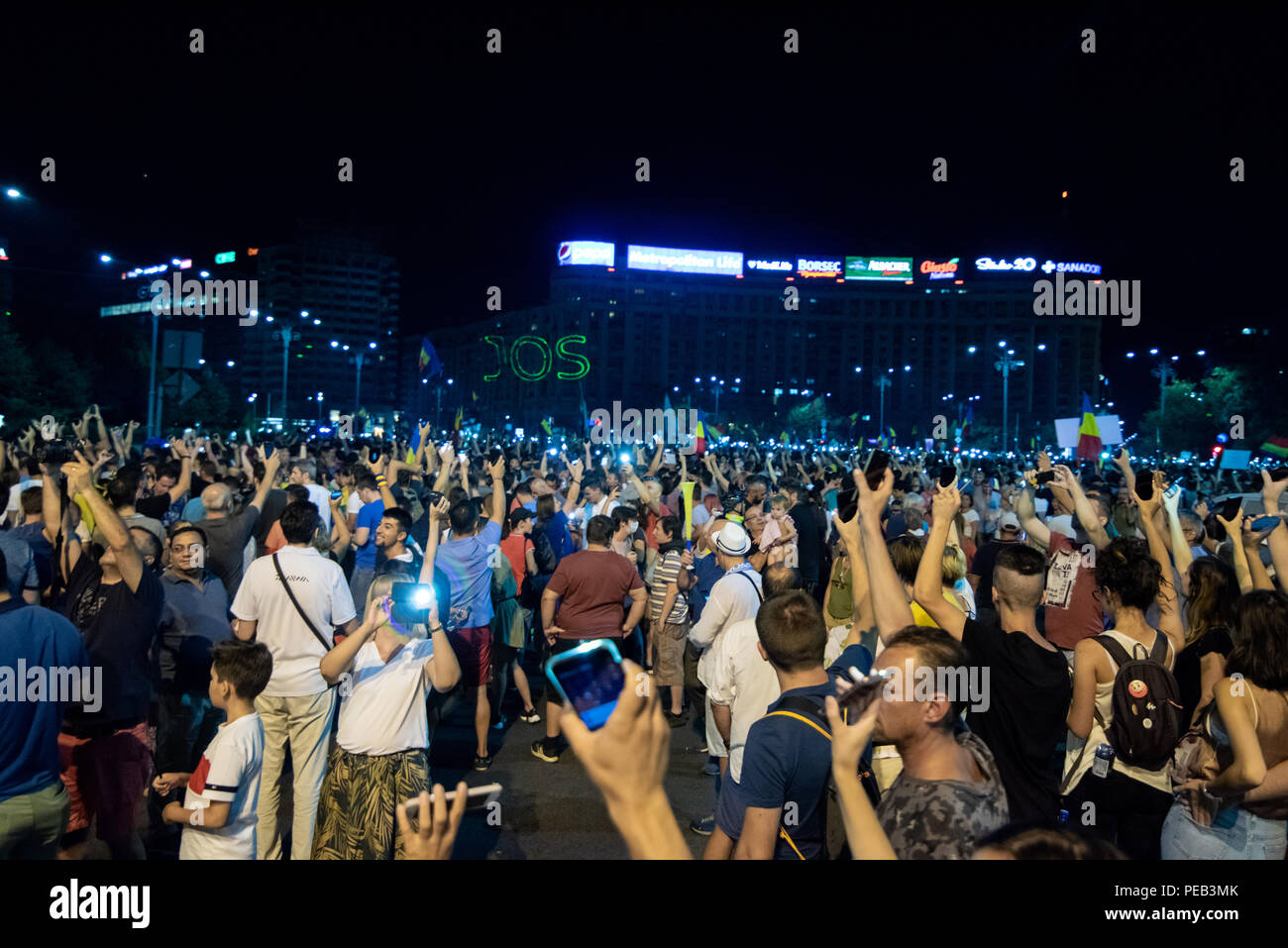 La Romania, Bucarest - Agosto 10, 2018: manifestanti sollevando il telefono torce di luce in Victoria Square durante la protesta violenta Foto Stock