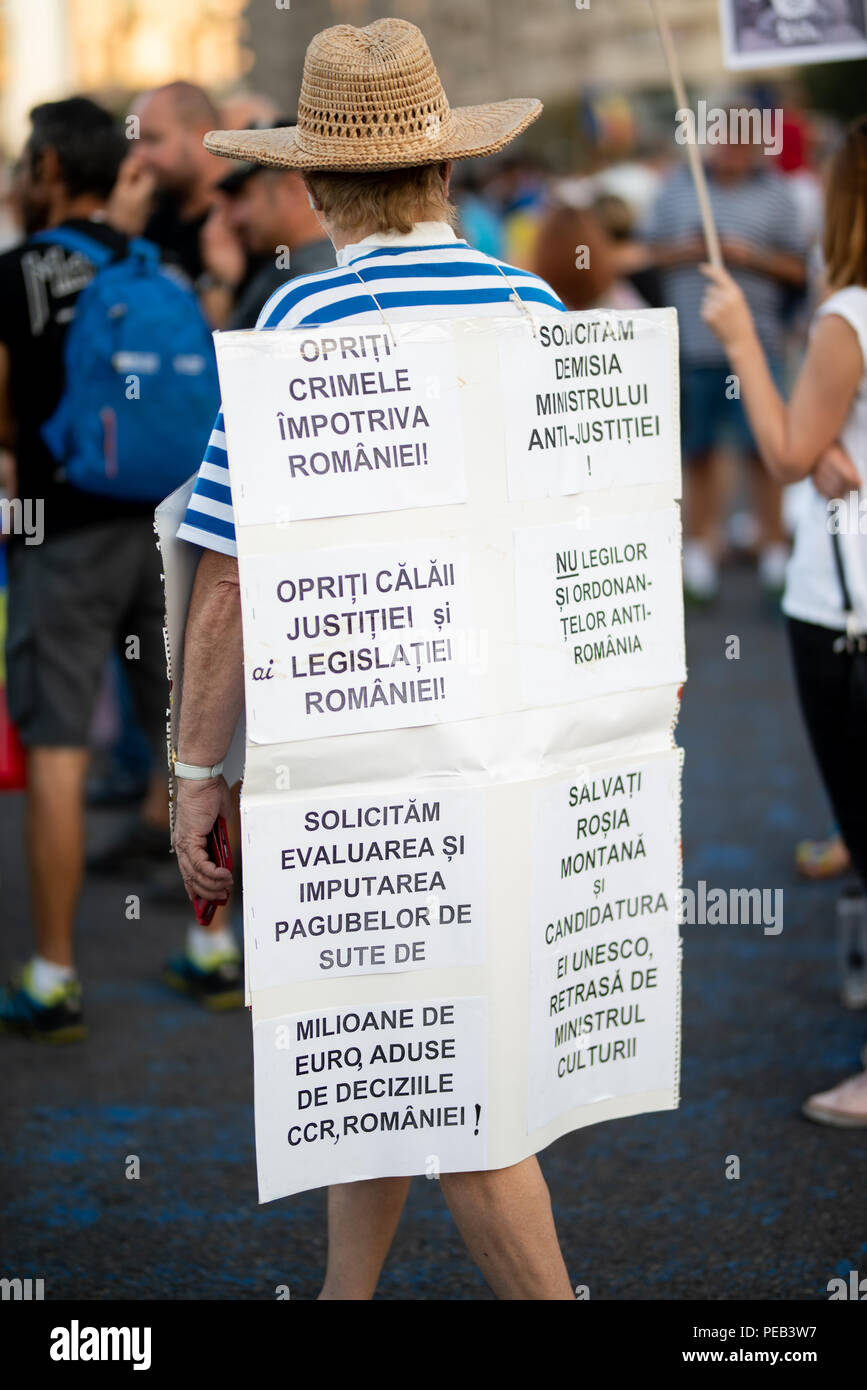 La Romania, Bucarest - Agosto 11, 2018: Protester indossando cartello con odio contro il governo corrotto Foto Stock