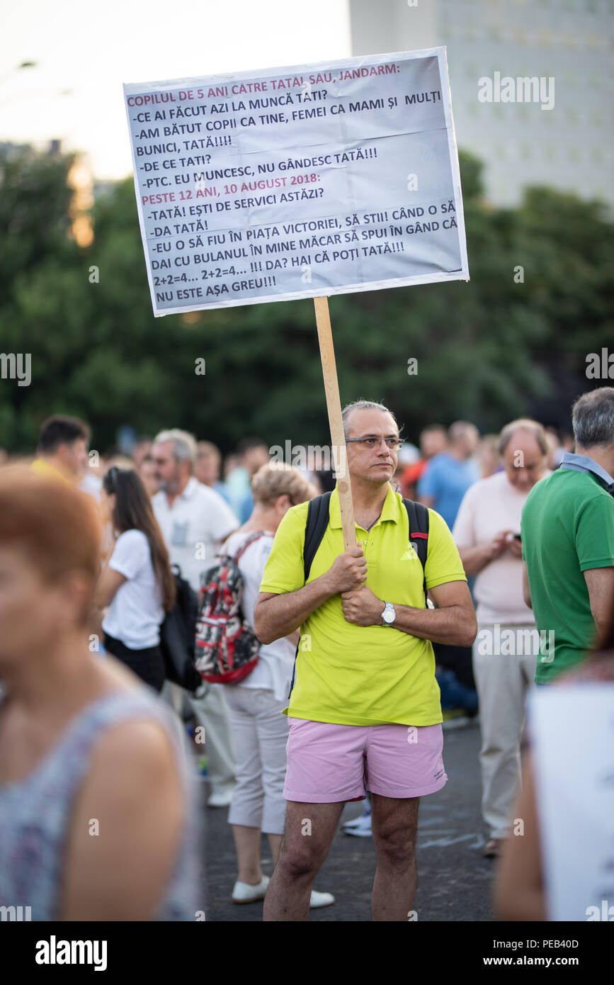 La Romania, Bucarest - Agosto 12, 2018: uomo protester con single sign Foto Stock